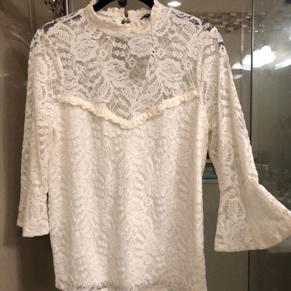 Elegant Extremely Soft White Lace Top 3/4 Sleeves With Bell-shaped Cuffs NWT